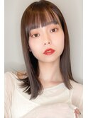 小顔薄めバングツヤ髪ストレート_アッシュベージュ