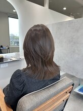 アヴェリー(avely)&nbsp;レイヤーカット/外はねカット/グレージュカラー/髪質改善