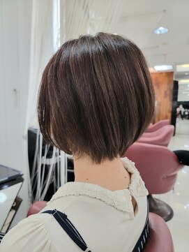 クオリス 赤塚店(QUALIS) 20代30代40代大人可愛い小顔前下がりショート丸みくびれ