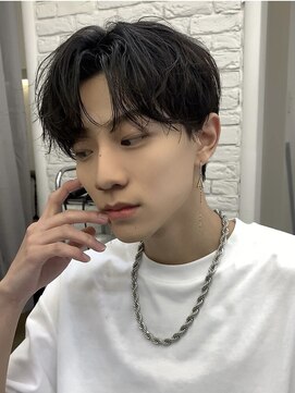 イオエ 心斎橋(ioe) コンマヘアナチュラルセンターパート【韓国風メンズヘア】