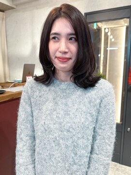 アトリエ(atelier.) センターパート　顔周りレイヤー　外ハネミディ　ウルフレイヤー