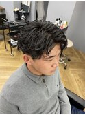 スーツ短髪ツーブロック束感黒髪シークレットパーマ流行