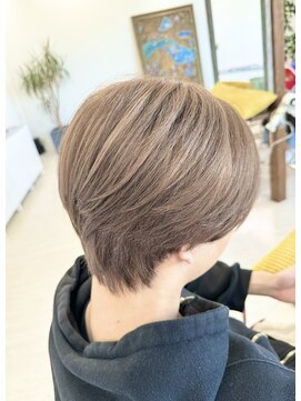 サロンドクオリア(Salon de Qualia) センターパートウルフ/ミルクティーベージュ/ハイトーンカラー