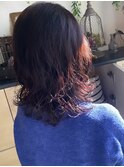 透け感レッドカラー × ウェーブミディ