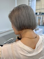 ホワイト キタサンドウ(WHiTE kitasando)&nbsp;ワンレンボブ/ブリーチカラー/シルバーカラー/ボブ