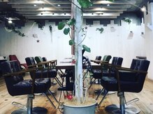 La Pace Hair Designの雰囲気（ナチュラルな木目調の店内でリラックス）
