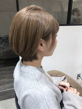 ビヨウシツ ポスタ 〈ブリーチ有〉ベージュ×ショートボブ正木ゆかり