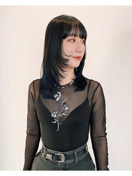 サクラ オモテサンドウ(SAKURA) ミディアムレイヤーカット ウルフレイヤー 裾カラーブルー