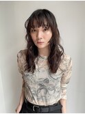 ゆったりとしたリラックスウェーブのミディアムパーマスタイル