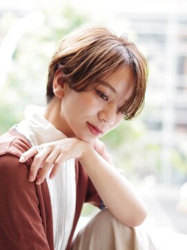 サークル(CIRCLE) マッシュショートカーキグレージュ大人かわいいフェザーバング