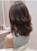 大きめゆるふわナチュラルウェーブくびれヘア段カットアラフィフ