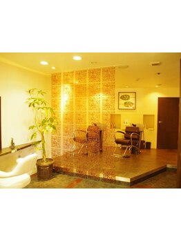 箕面で20年以上続くとっておきの美容室◇箕面駅から程近いレンガ造りの２階。スタッフ一同お待ちしてます♪