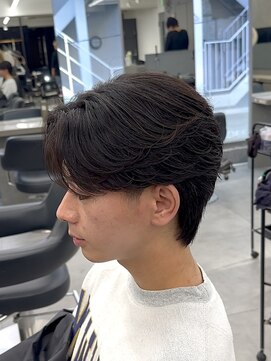 オーバルバイアピッシュ(OVARL by apish) フェザーパーマメンズパーマニュアンスセンターパート毛流れ