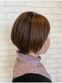 くすみベージュマロンベージュ前下がりボブフェザーショート