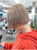 ショートボブミルクティーベージュカラーダブルカラーハイトーン