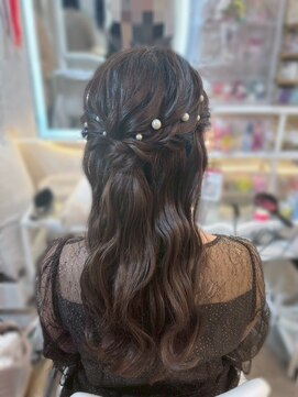アトリエビューティーアミュ(atelier beauty AmU) 結婚式 二次会 お呼ばれ ゆるふわハーフアップ+パールアクセ