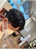 エッジの効いた強めパーマのセンターパート