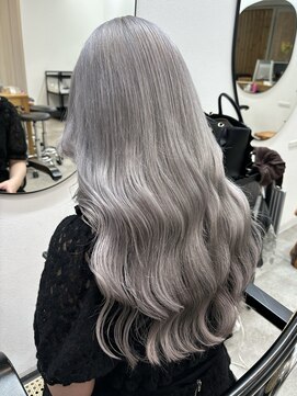 ドットハリス(.Hallis) ホワイトシルバー/ハイトーン/レイヤーカット/髪質改善