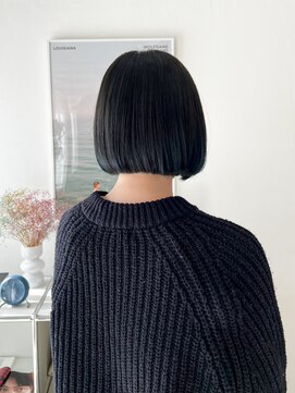 ニュイ(NUIT) ネイビーブルー暗髪透明感カラー姫カットレイヤーミニボブ