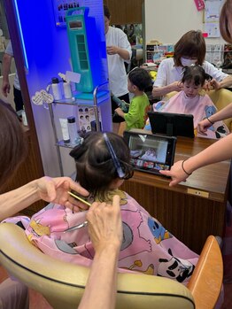ココ(COCO)の写真/お子様同伴可◎お子様カットで大好評！タブレットで動画を視聴しながら飽きることなくカットが出来ます♪
