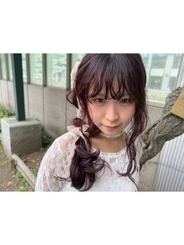 伸ばしかけの髪も、前髪や顔まわりのカットで雰囲気を変えて飽きがこない。カワイイの再現性◎