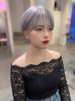 ボックスミコ(Box mico.)&nbsp;耳かけシースルーバングが可愛いシルバー系のショートスタイル