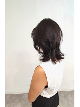 コヨミ(koyomi) 絶壁解消！ミディアムレイヤー20代/30代/40代