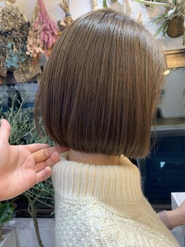 シー バイ ロンド 新宿(Sea by Lond) 【佐藤健太郎】ミルクティーベージュ切りっぱなし小顔ミニボブ