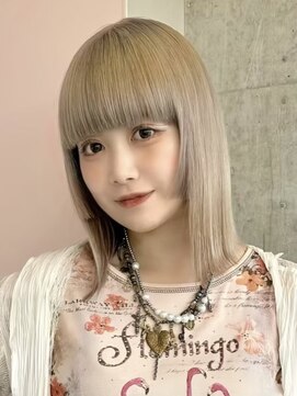 ソル ジングウマエ(SOL JINGUMAE) 切りっぱなしミディアム顔周りレイヤーペールピンクベージュ30代