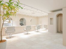 ベージュを基調にした、お洒落な店内。髪質改善/白髪染め