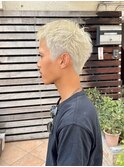 ブロンド　ホワイトカラーサーフカール　刈り上げセンターパート