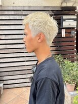 ヘアー アレス(hair ales)&nbsp;ブロンド　ホワイトカラーサーフカール　刈り上げセンターパート