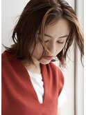 春っぽくなびくヘアに　大人かわいいミディアムヘア