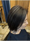 白髪をぼかさずしっかり染めたシルバーメッシュ