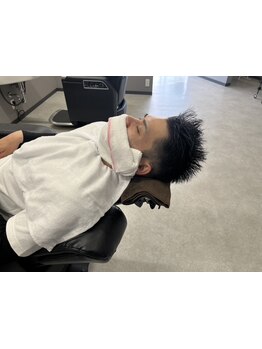 美容室ではできないシェービング体験！産毛までしっかり剃り、大人の男性に合った身だしなみに整えます。