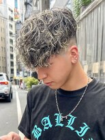 ニコ トウキョウ ロジック(nico TOKYO Logic)&nbsp;スペインカールホワイトメッシュフェードメンズ髪型短髪