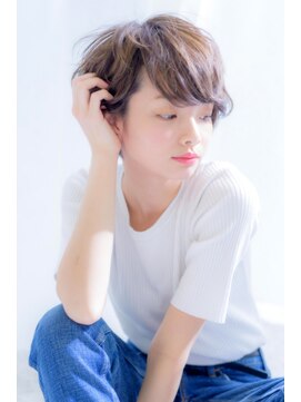 アイビー(Ivy) 耳掛け　トップにボリュームを出した丸みショート