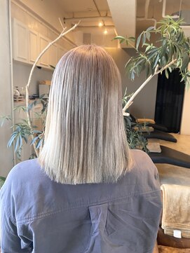 セプト 天神大名(SEPT.) ホワイトベージュ　ケアブリーチ　ミディアム　ハイトーンカラー