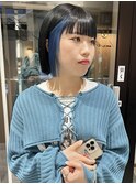 村上/タイトなミニボブインナーカラーブルーワイドバング前髪