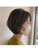 ストレートでも柔らかく仕上げるショートヘア