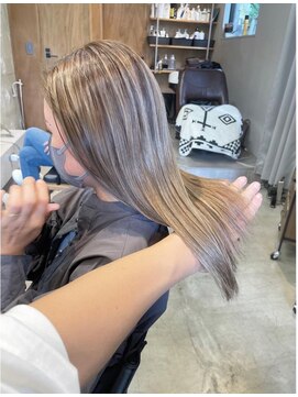 ルーム(Luum) ホワイトハイライト x ベージュ