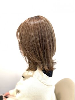 柔らかく上質な質感を作り出す透明感×ハイライトが作る”魅せる立体感カラー”が人気の秘密