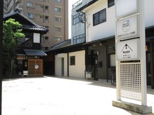 モーヴ(MAUVE)の雰囲気（外観　656広場横の白い隠れ家サロン　）