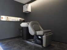 フラットのシャンプー台で、腰や首への負担も少なく快適です！