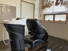 ヘアーサロンアンドアクセサリー コンテ(conte)の雰囲気(陽の光が入る明るい店内、木材を基調に温かい空間にしています。)