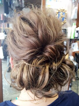 オーバーキャプテンネイキッド(OVER CAPTAIN NAKED) セレブ風シニヨンアップスタイル