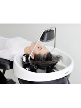 【頭浸浴】髪も、素肌のように整える新時代へ。心地よいマッサージで至福のサロンタイムを味わって。