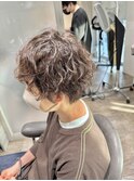 大人かわいい小顔ショートパーマ抜け感ミルクティーべージュ