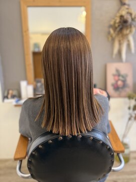 ウイ(u'i) ベージュ×切りっぱなしスタイル