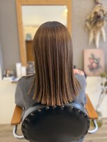 ウイ(u'i) ベージュ×切りっぱなしスタイル